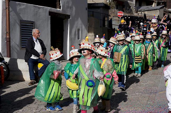 Viele kleine «Maschgini» waren am Samstag in Naters zu sehen.