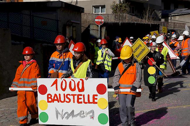 Viele kleine «Maschgini» waren am Samstag in Naters zu sehen.