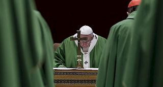 Der Papst betonte am Ende seiner Rede, dass dass das Ansehen der gesamten Kirche unter den Skandalen leide.