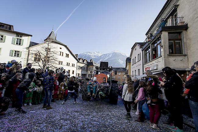 <b>Von jung bis alt und sowieso farbenfroh.</b> Impressionen vom Umzug in Leuk-Stadt.