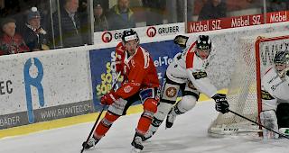Fabian Brem (links) und Visp gegen Oltens Ex-Visper Tim Bucher am Puck, aber 0:2 zur&uuml;ck.