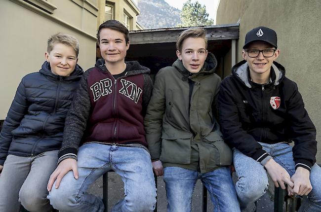 Lois Furrer (12), Noah Lehner (13), Aaron Fux (13) und Noel Furrer (14), Bürchen. 