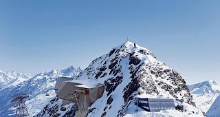 Gipfel der Tr&auml;ume. Ab dem Jahr 2021 soll das Klein Matterhorn mit drei Bahnen erschlossen sein. Die &laquo;Alpine Crossing&raquo; hinunter zur Testa Grigia
ist rechts auf dem Bild zu sehen.