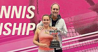 Turniersieg. Ylena In-Albon mit Trainer Gonzalo Vitale und dem Siegerpokal von Kyoto, &laquo;eigentlich nicht damit gerechnet&raquo;.