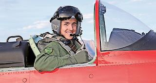 Etienne L&ouml;tscher lebt seine Leidenschaft im Cockpit.