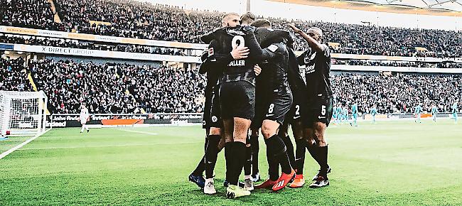 Haben derzeit viel Grund zum Jubeln. Der Walliser Gelson Fernandes (ganz rechts mit der Nummer 5) und sein Klub Eintracht Frankfurt.Foto facebook.com