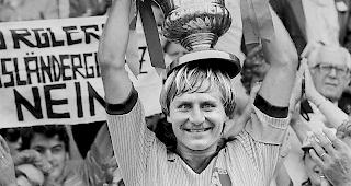 Emotionale Momente. Jean-Paul Brigger als Cupsieger-Captain 1982.