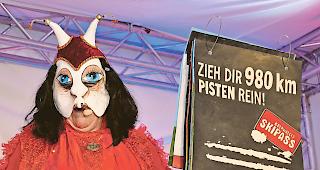 &laquo;Narruvolch&raquo;. Erika Locher hinter Maske mit beliebtem Sujet.