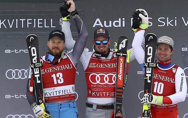 Italiens Dominik Paris (mitte), der Gewinner des Weltcup-Super-Gs der Männer in Kvitfjell feiert mit dem zweitplatzierten Norweger Kjetil Jansrud (links) und dem Bronzegewinner Beat Feuz aus der Schweiz.