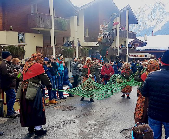 Impressionen vom grossen Fasnachtsumzug am Samstag in Wiler.