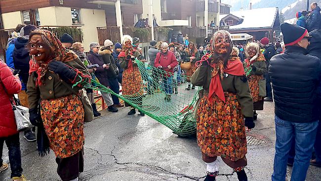 Impressionen vom grossen Fasnachtsumzug am Samstag in Wiler.