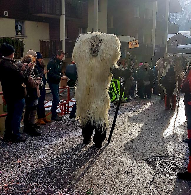 Impressionen vom grossen Fasnachtsumzug am Samstag in Wiler.