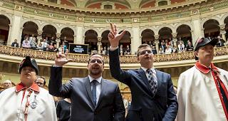 Die nachgerutschten Nationalr&auml;te Philipp Matthias Bregy und Mike Egger leisten den Amtseid am ersten Tag der Fr&uuml;hjahrssession der Eidgen&ouml;ssischen R&auml;te. 
