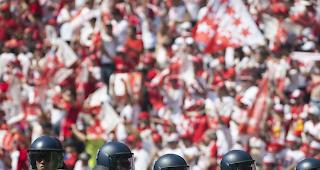 Nach langen Ermittlungen konnten die Neuenburger Polizei und die Walliser Kantonspolizei etwa 50 Sittener Fans identifizieren und anzeigen.