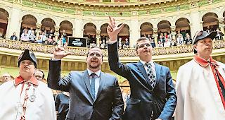 Grosser Moment. Philipp Matthias Bregy (links) bei der Vereidigung zusammen mit dem St. Galler Mike Egger.