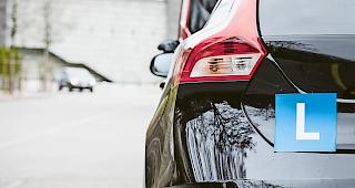 Teure Fahrstunde. Die Oberwalliser Fahrlehrer werden von der Wettbewerbskommission zur Kasse gebeten. Sie verletzten mit Preisabsprachen jahrelang das Kartellgesetz.