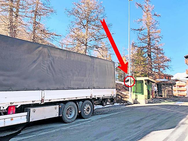 Auf dem Parkplatz von Saas-Fee wurden nach einer Anzeige Parkverbotsschilder entfernt.....