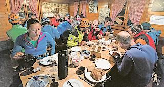 SAC-H&uuml;tten im Wallis. Im Sommer ein Plus von 17,6 Prozent gegen&uuml;ber dem Vorjahr, im Winter 11,6 Prozent eingeb&uuml;sst.