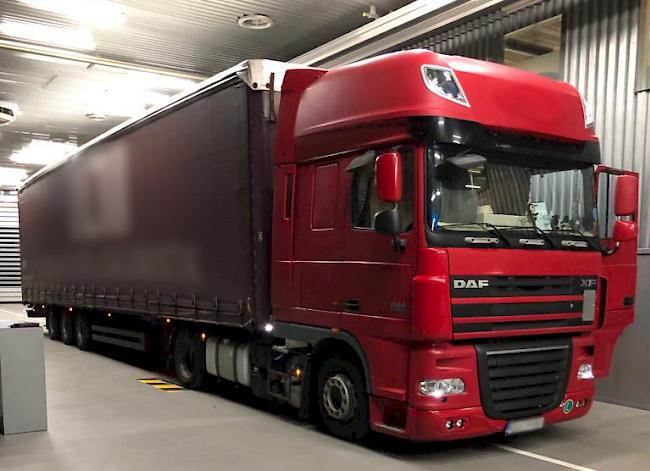 Abgasentgiftung manipuliert und Ruhezeit nicht eingehalten. Mazedonischer Fahrer eines bulgarischen Lastwagens wurde verzeigt. Ebenso sein Arbeitgeber.