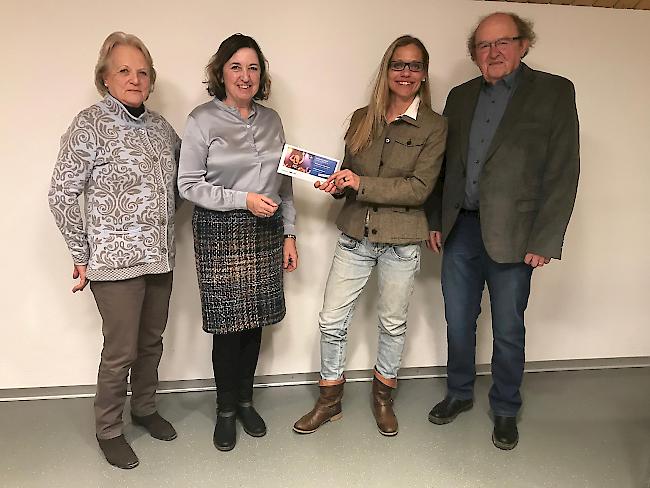 Schöne Geste. Franziska Lutz, Vizepräsidentin «MitMänsch Oberwallis», Nicole Ruppen, Präsidentin «MitMänsch Oberwallis», Eva Jenni, Administration Verein Kultur Zermatt, und Othmar Perren, Präsident Verein Kultur Zermatt (v.l.), anlässlich der Checkübergabe.