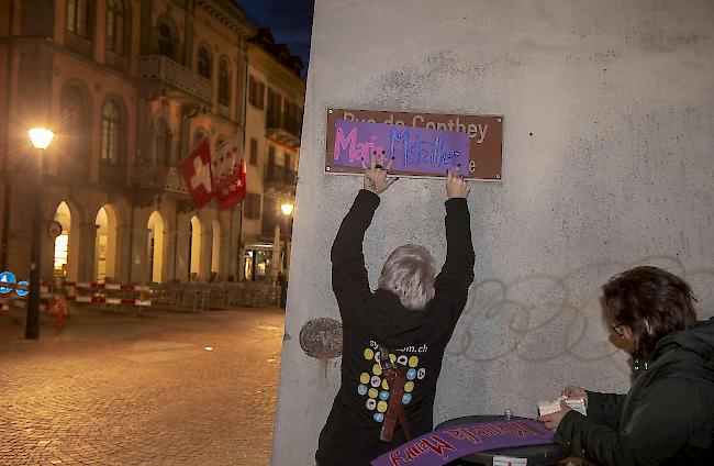 Sitten. Strassenschilder mit Viola Amherd oder Chantal Bournissen überklebt.