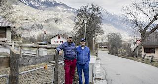 Nutztierhalter Fridolin Holzer und dessen Nachbar Josef Grand bei der Umz&auml;unung des Nachtpferchs, den am Donnerstagabend wom&ouml;glich ein Wolf &uuml;bersprungen hat. 