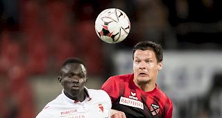 Sittens Moussa Djitt&eacute; (vorne) will im Zweikampf mit Xamax-Verteidiger Marcis Oss die Nase vorne haben.