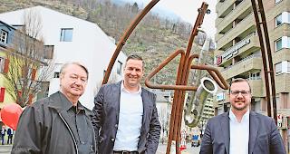 Musik machen. Eine Plastik von Edelbert W. Bregy (links) macht auf das kommende &laquo;Kantonale&raquo; in Naters aufmerksam. Laut OK-Pr&auml;sident Philipp Matthias Bregy (rechts) und OK-Vizepr&auml;sident Pascal Ruppen l&auml;uft alles nach Plan.