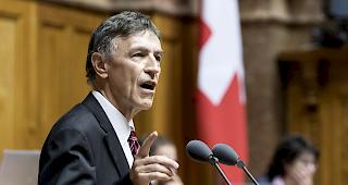 Kehrtwende. SVP-Nationalrat Stamm erschien am Montag im Bundeshaus. Eigentlich wollte er sich vor&uuml;bergehend aus dem Politbetrieb zur&uuml;ckziehen. (Archivbild)