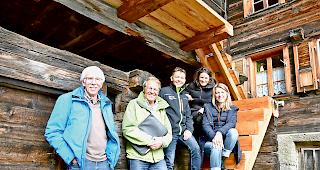 Von MakeHeatSimple &uuml;berzeugt. Von links: Die Zweitwohnungsbesitzer Christian Lanz und Urs Widmer, Elektroinstallateur Tobias Bacher  sowie Salom&eacute; G&auml;hwiler und Monika Holzegger von energieregionGoms.