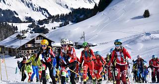 Die Frauen beim Individual kurz nach dem Start auf dem Col de Bretaye.