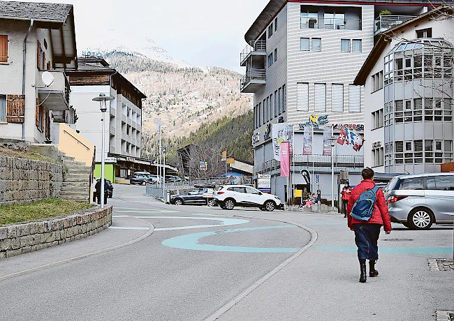 Im Fiescher Dorfzentrum gehen wegen des ÖV-Hubs Geschäfte und Dienstleistungsbetriebe zu.