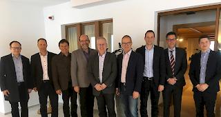 Verwaltungsrat, Gesch&auml;fts- und Betriebsf&uuml;hrung (von links): Mathias Bischoff (Betriebsf&uuml;hrer), Christian Imsand (Delegierter des Staatsrates im VR), Raoul Albrecht (VR), Michel Schwery (VR), Paul Michellod (Pr&auml;sident), Rolf W. Mathis (Vizepr&auml;sident), Marcel Ottenkamp (VR), Marold Hofstetter (VR) und Samuel Wyer (VR-Sekret&auml;r). Auf dem Foto fehlt Martin Gattlen (Gesch&auml;ftsf&uuml;hrer).