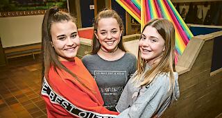 Drei Freundinnen verzichten. Ein paar Wochen ohne Handy &ndash; Livia Ritler, Jeanne Ruffiner und Elena Burgener (von links).Foto wb/andrea soltermann