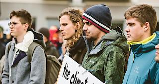 Stehen hin. Oberwalliser Jugendliche.Fotos 