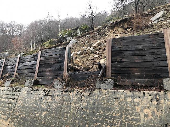 Der Stein hat eine Holzpalisade durchbrochen und landete in der Folge auf der Strasse.