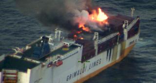 Der unter italienischer Flagge fahrende Frachter Grande America war am vergangenen Dienstag nach tagelangem Brand an Bord gesunken. Das Schiff hatte auch Gefahrgut geladen.
