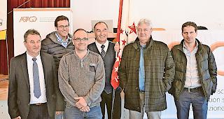 Auf guter Fahrt. Ein Teil des Vorstands der Sektion ASTAG Oberwallis um Verbands&shy;pr&auml;sident Fridolin Seiler (ganz links) mit der neu geweihten Fahne.