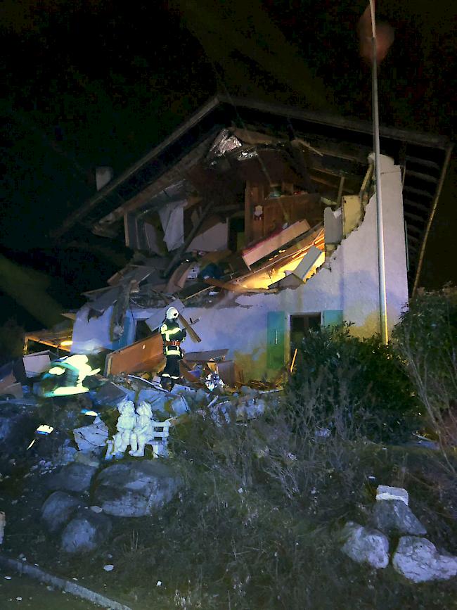 Gemäss Polizeiangaben ist es am Sonntagabend zu einer Explosion in einem Haus in Grône gekommen. Dabei wurden zwei Personen verletzt.