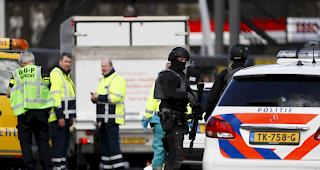 Bei einer Schiesserei in einer Strassenbahn in Utrecht wurde laut Angaben niederl&auml;ndischer Medien mindestens ein Mensch get&ouml;tet. 