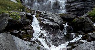 Im Wasser lebende Organismen atmen Sauerstoff ein und CO2 aus. Dies geschieht schneller als bisher angenommen. Mit den neuen Erkenntnissen aufgrund von Messungen im Wallis und in der Waadt will man nun etwa den CO2-Ausstoss aus Gebirgsb&auml;chen weltweit berechnen.