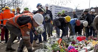 Bauarbeiter, die Zeuge der Schiesserei am Montag in einer Strassenbahn waren, brachten am Dienstag Blumen.