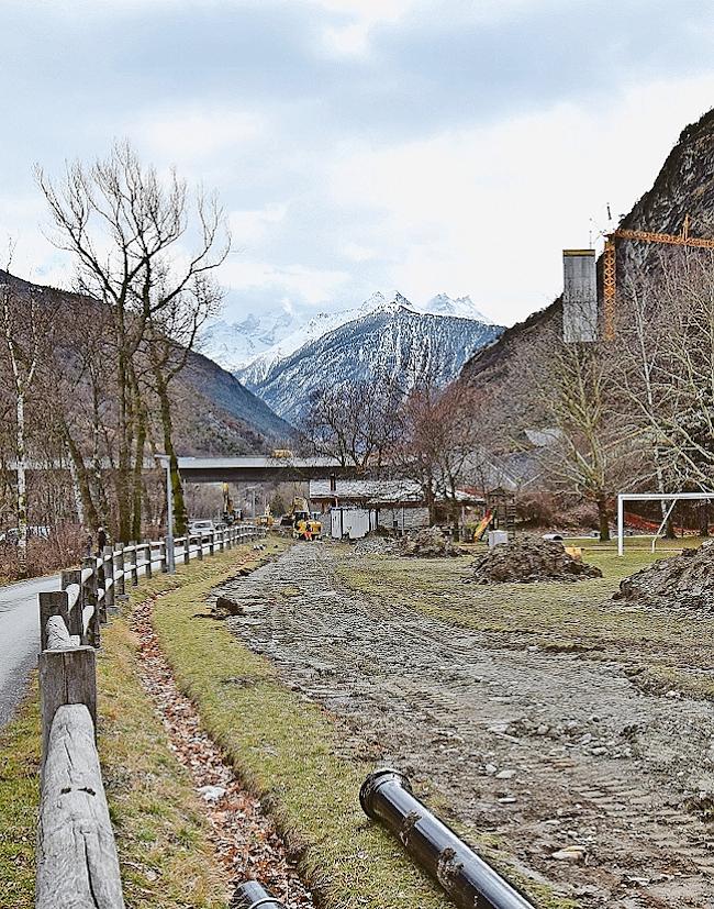 Im «Chatzuhüs» in Visp wird kräftig gebaut.  Es entsteht eine Auenlandschaft.