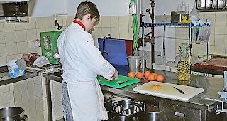 Immer seltenerer Anblick &ndash; ein Kochlehrling bei der Arbeit.