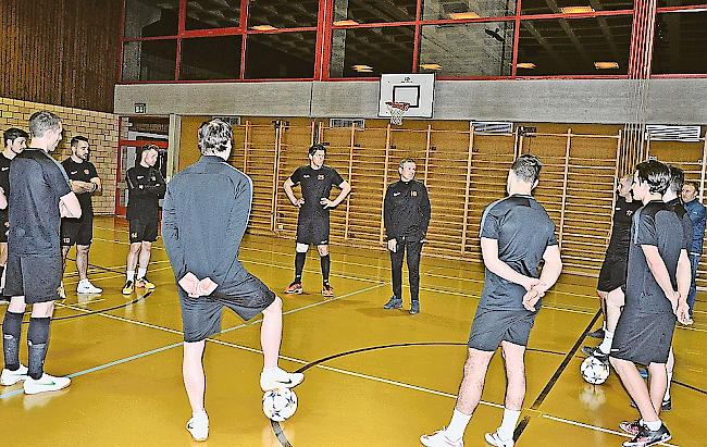 Trainer Ivan Holosnjaj (Mitte) im Kreise seiner Spieler.