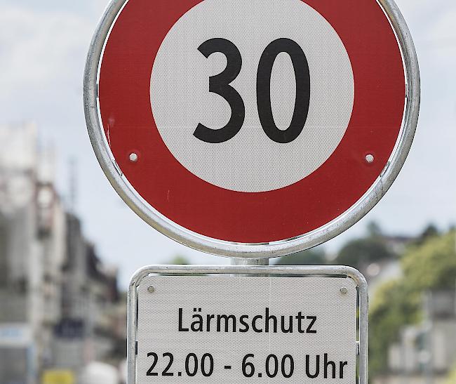 Mehr Sicherheit und Lebensqualität und eine bessere Gesundheit. Beim Kanton verspricht man sich vielfältige Vorteile von einer an gewissen Stellen generellen Herabsetzung der Geschwindigkeit von 50 auf 30 km/h. (Symbolbild)