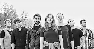 Am Rottenbett. Die Mitglieder von Riverbanks: Mathias Wyer, Pascal Schnydrig, Mathias Schnydrig, Laura Feller, Alexandra Wyer, Claudio Wyer und Roman Zeiter (von links).Foto zvg