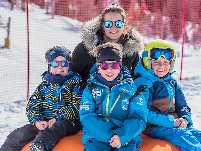 Constantin (4), Theodor (7), Tiano (7) und Sharon Millius aus St. Niklaus.