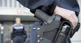 Aus der Dienstwaffe eines Thurgauer Kantonspolizisten hat sich am Freitag ein Schuss gel&ouml;st, der den Agenten am Bein verletzt hat. 