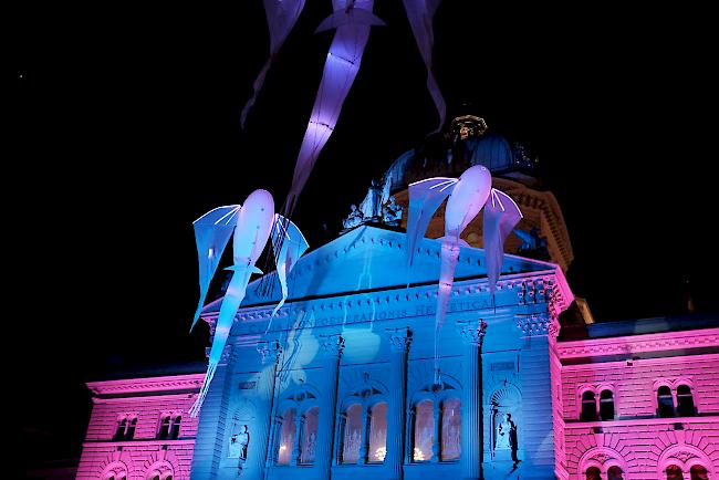 17. Museumsnacht in der Bundeshauptstadt. Jutzer klangen am Freitagabend vom Münsterturm durch die Nacht und Motorengeräusche von 90 Oldtimern dröhnten durch die Gassen der Altstadt.